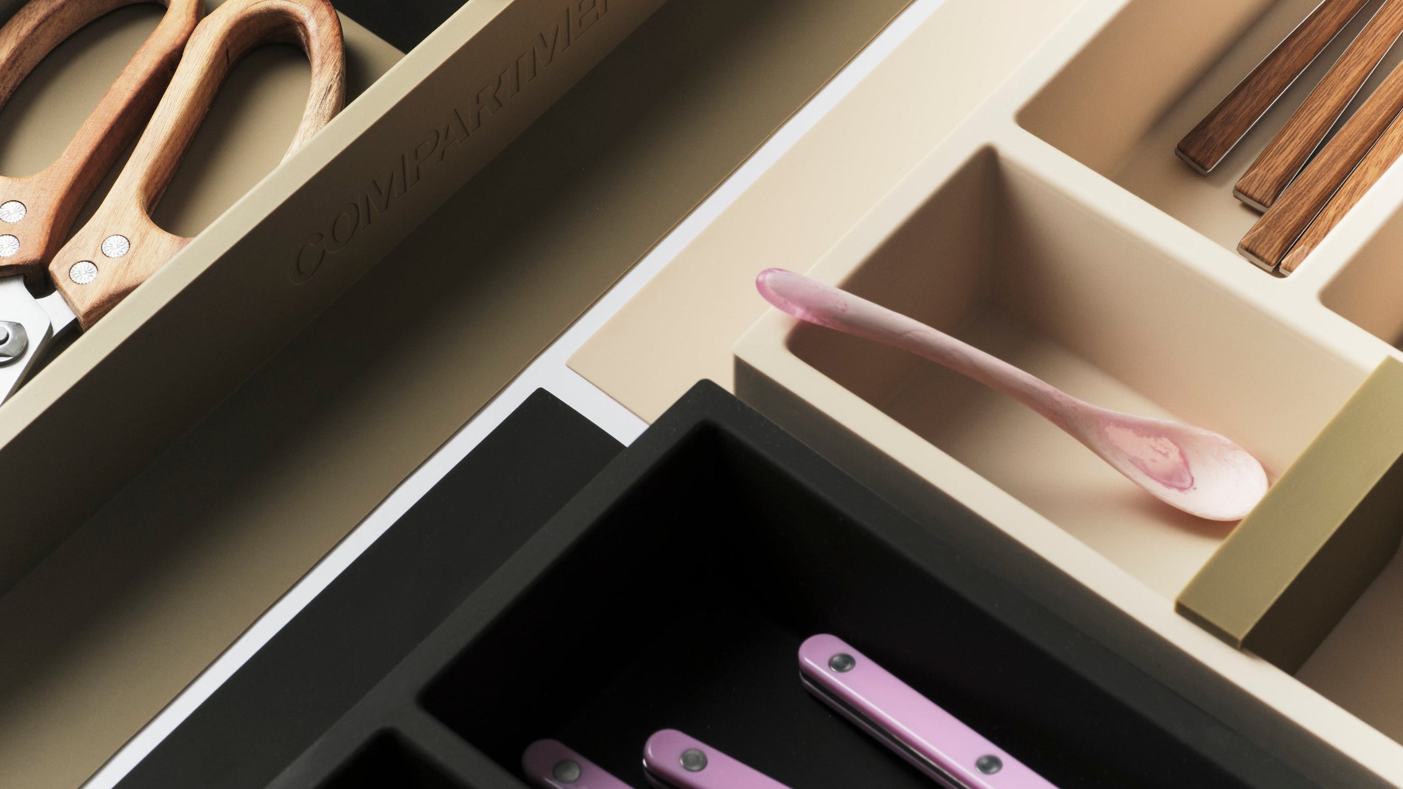 COMPARTMENTO Vide silicone drawer inlay with three magnetic dividers, organising cutlery in a kitchen drawer