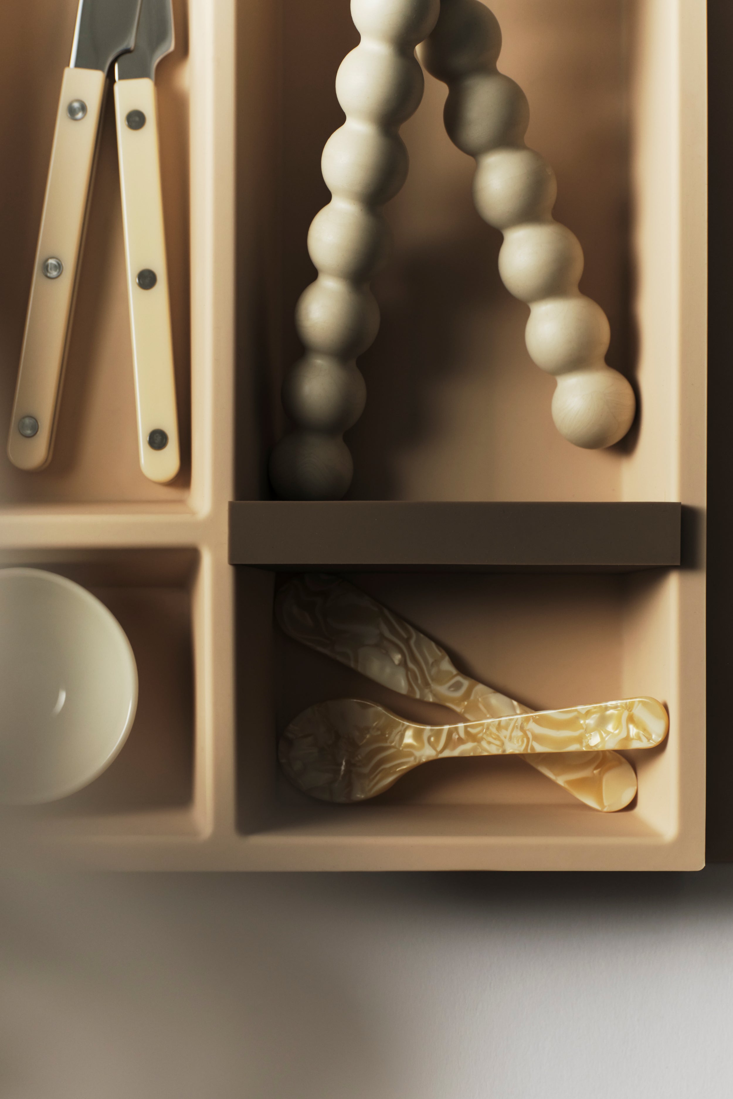 Top-down view of the COMPARTMENTO Vide inlay neatly partitioning utensils inside a kitchen drawer